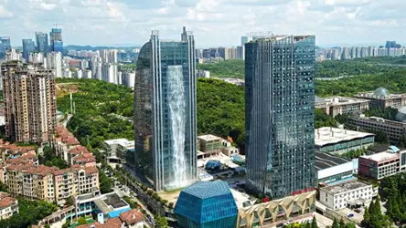 Rascacielos con la Cascada Artificial más Alta del Mundo