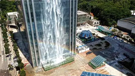 Rascacielos con Cascada Artificial más Alta del Mundo