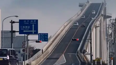 El Puente Eshima Ohashi con forma de Montaña