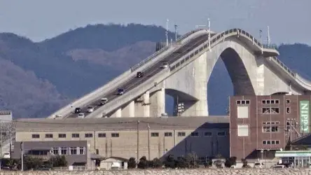 El Puente Eshima Ohashi con forma de Montaña Japón