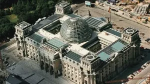 La cúpula futurística del Reichstag en Alemania img