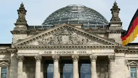 La cúpula futurística del Reichstag en Alemania img1