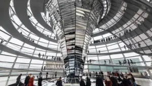 La cúpula futurística del Reichstag en Alemania img2