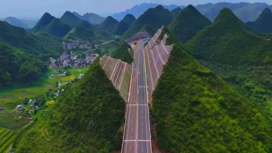 China corta montañas para su mega autopista