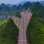 China corta montañas para su mega autopista