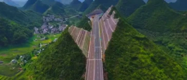 China corta montañas para su mega autopista